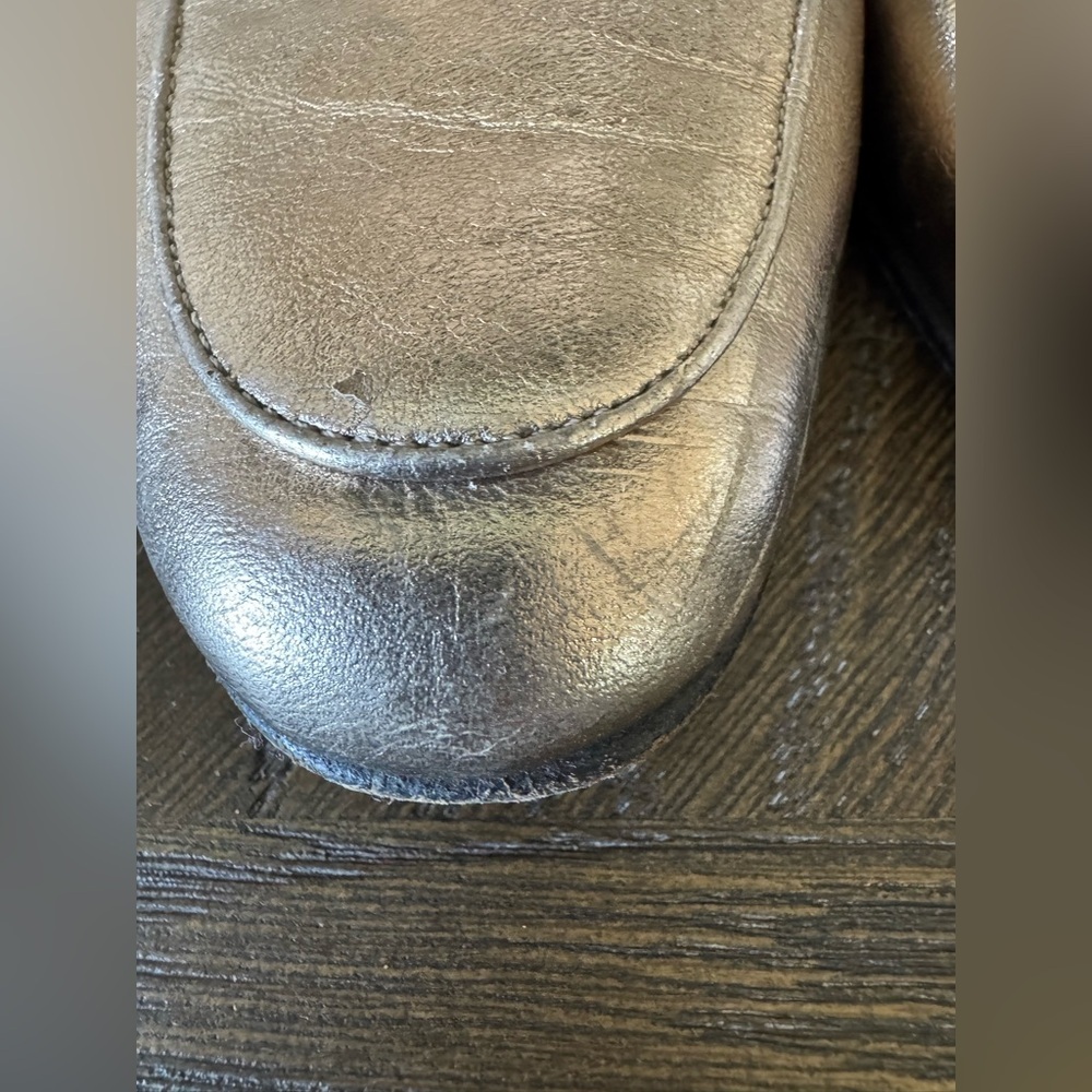 Genuine Ferragamo Gold flats. SZ 7 1/2. - Picture 3 of 9